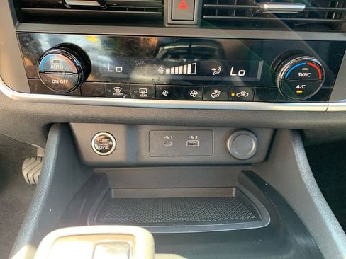 Used 2023 Nissan Rogue SV image 31