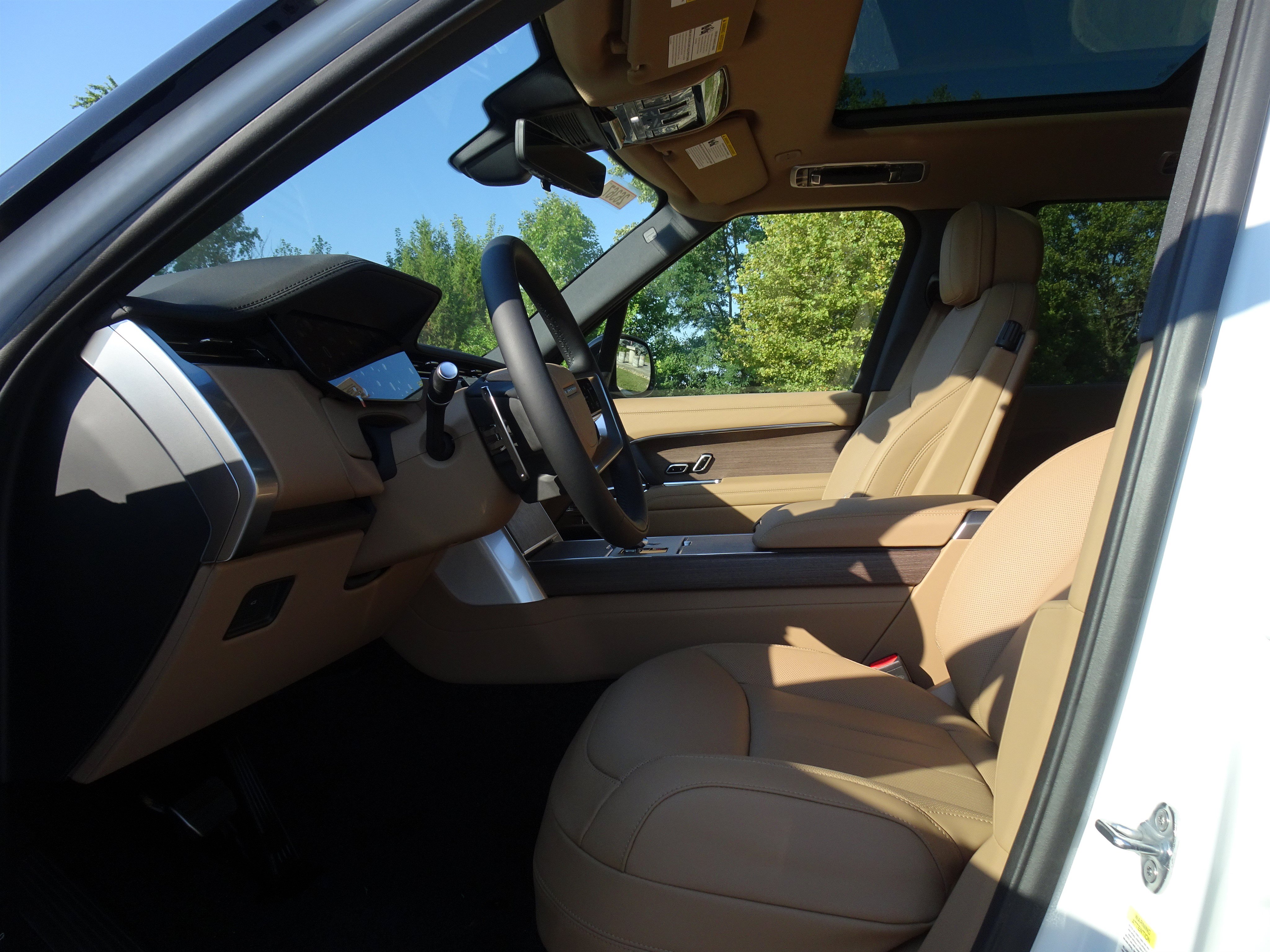 New 2026 Land Rover Range Rover Long Wheelbase SE AWD/4WD image 2