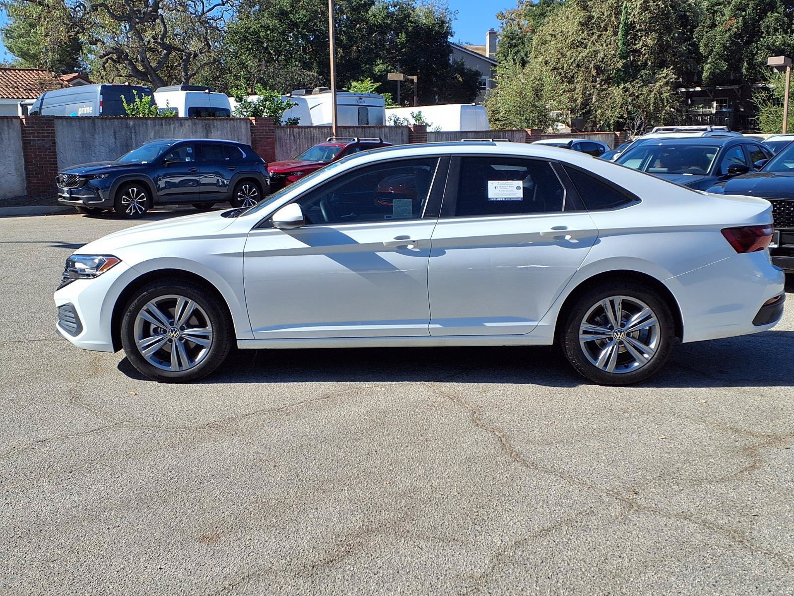 Used 2024 Volkswagen Jetta SE w/ Panoramic Sunroof Package FWD image 3