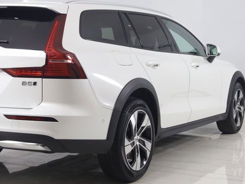 Used 2024 Volvo V60 B5 Cross Country Plus image 45