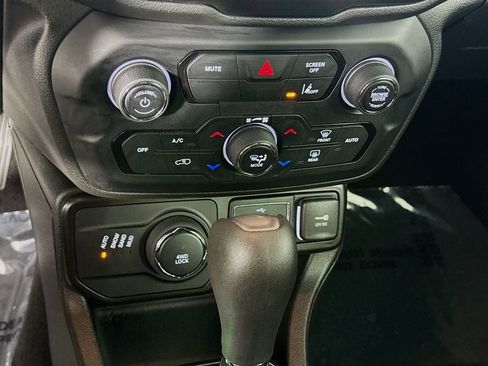 Used 2021 Jeep Renegade Latitude image 20