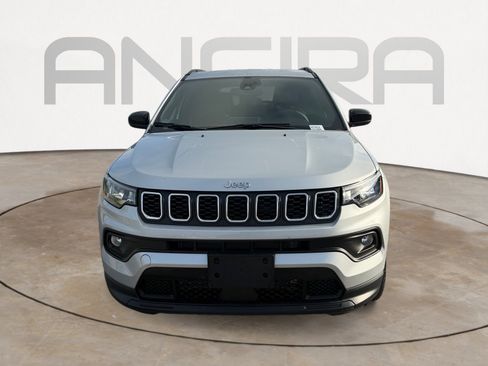 Used 2025 Jeep Compass Latitude AWD/4WD image 5