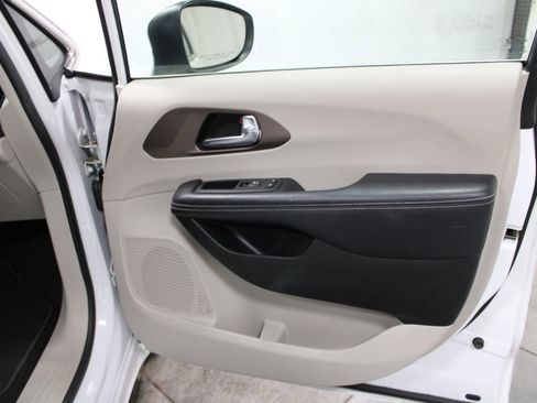 Used 2023 Chrysler Voyager LX image 22