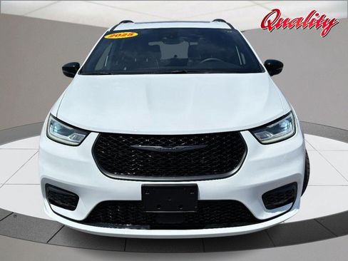 Used 2025 Chrysler Pacifica Limited FWD image 10