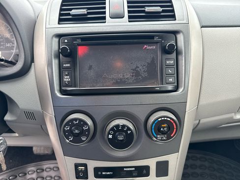 Used 2013 Toyota Corolla LE image 19