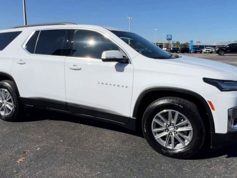 Used 2022 Chevrolet Traverse LT FWD image 2