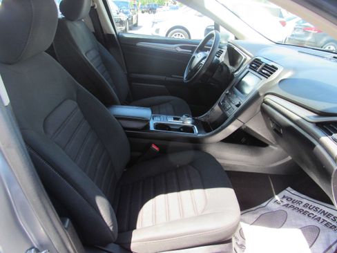 Used 2020 Ford Fusion SE FWD image 11