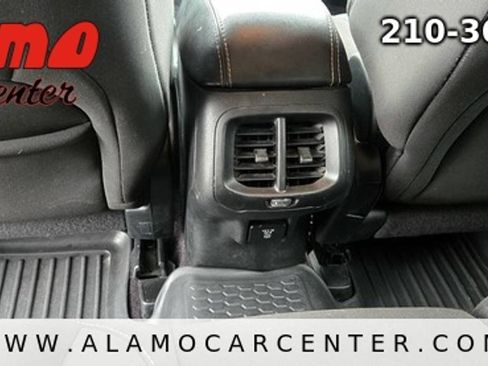Used 2017 Jeep Cherokee Latitude AWD/4WD image 31