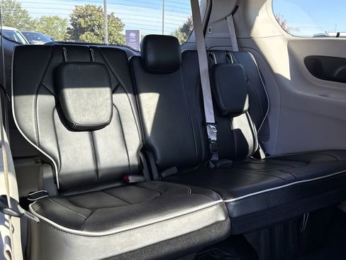Used 2024 Chrysler Pacifica Limited image 19