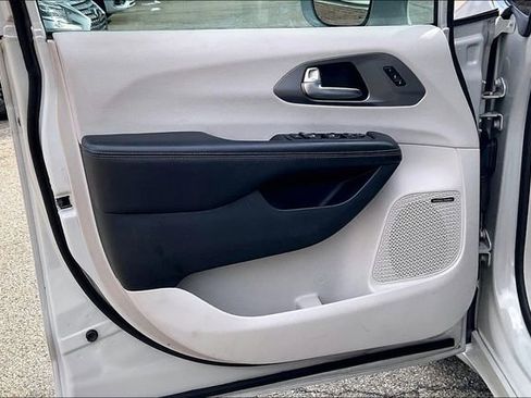 Used 2019 Chrysler Pacifica Limited w/ Tire & Wheel Group image 22