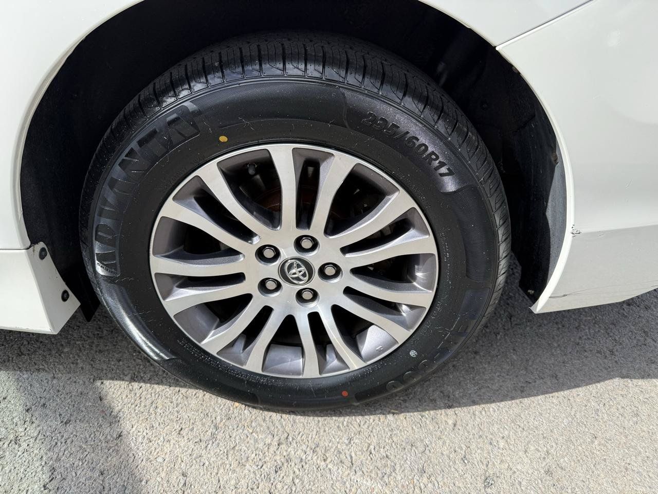 Used 2018 Toyota Sienna XLE w/ XLE Navigation Package FWD image 38