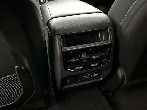 Used 2024 Jeep Grand Cherokee Altitude image 11