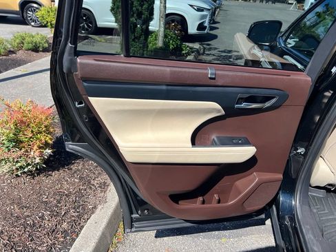 Used 2021 Toyota Highlander XLE AWD/4WD image 16