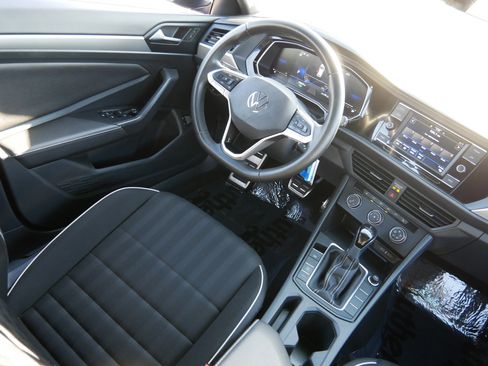 Certified 2024 Volkswagen Jetta Sport image 9