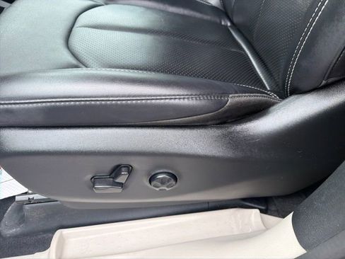 Used 2024 Chrysler Pacifica Touring-L FWD image 26
