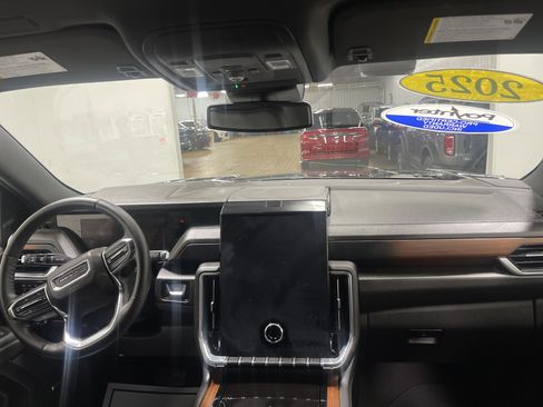 Used 2025 GMC Yukon XL Denali image 23