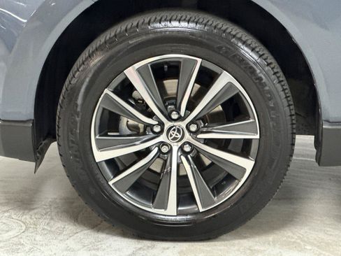 Used 2023 Toyota Venza LE AWD/4WD image 24