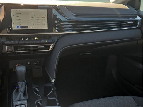 Used 2025 Toyota Camry SE image 19