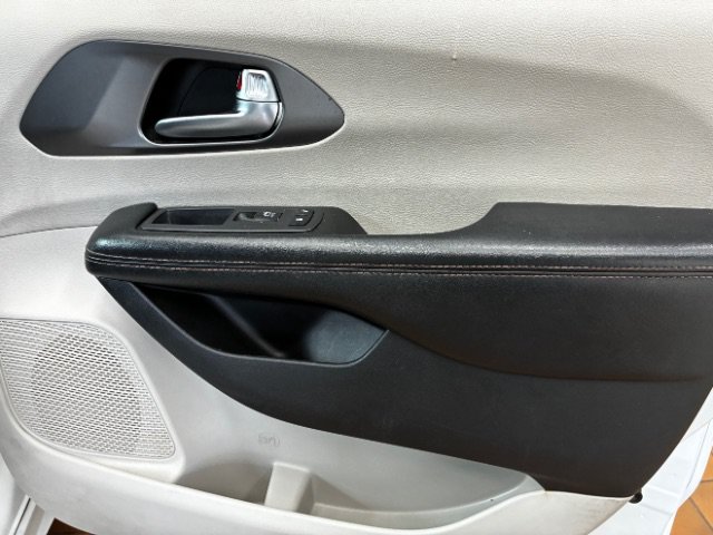 Used 2020 Chrysler Pacifica Touring-L FWD image 33