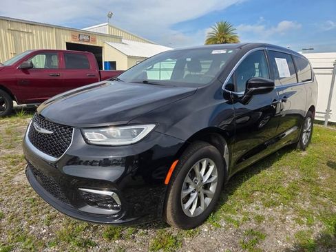 Used 2025 Chrysler Pacifica Select AWD/4WD image 3