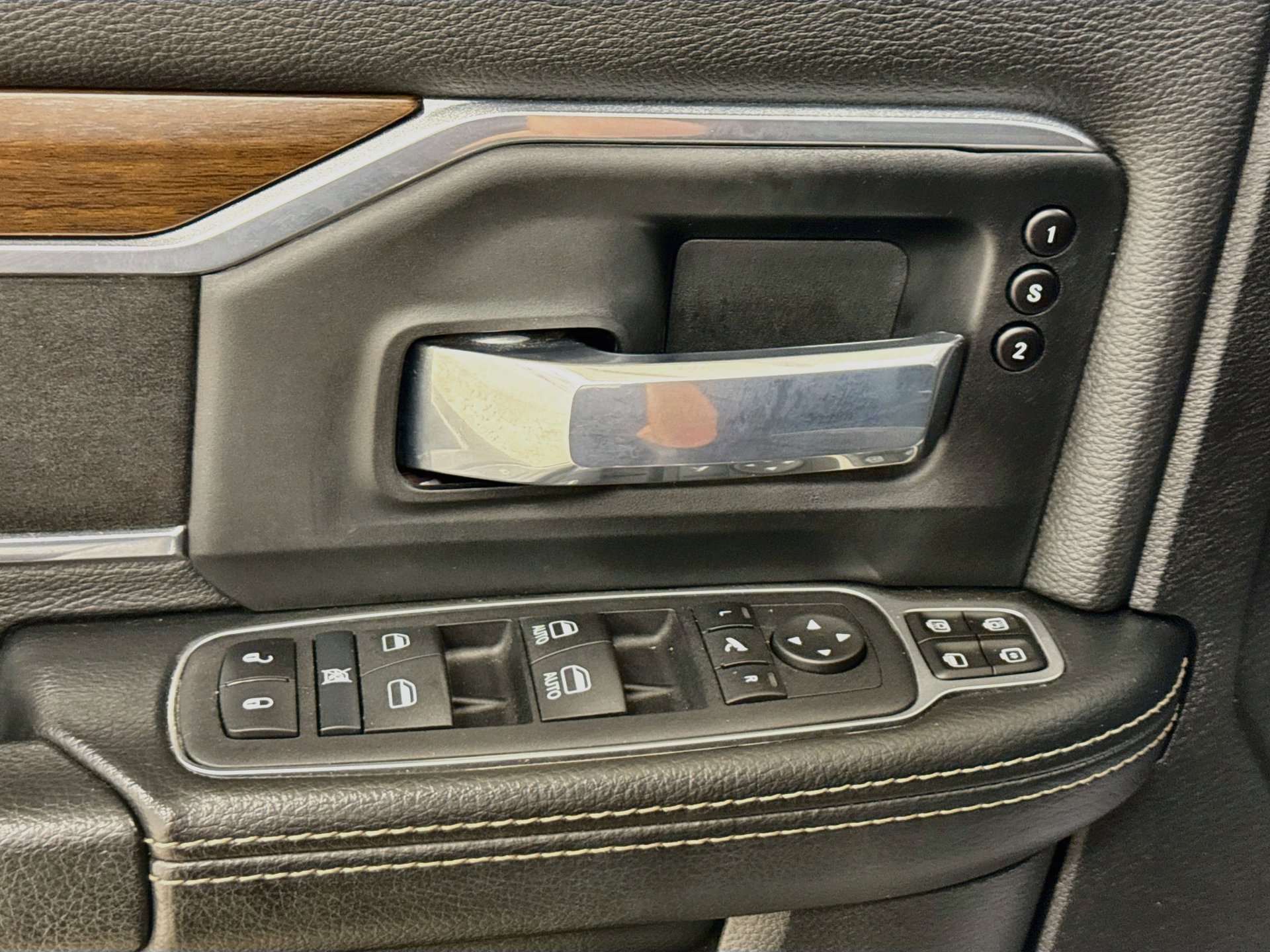 Used 2024 RAM 2500 Laramie AWD/4WD image 18