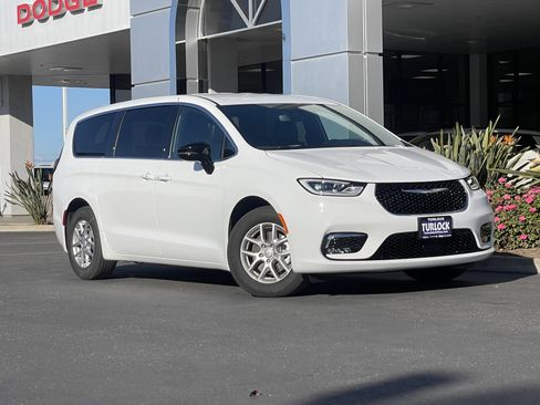 New 2026 Chrysler Pacifica Select image 2