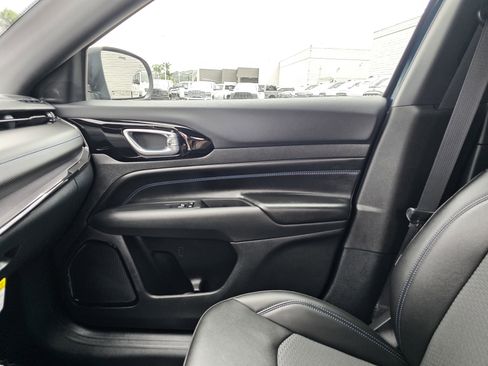 New 2026 Jeep Compass Latitude image 11