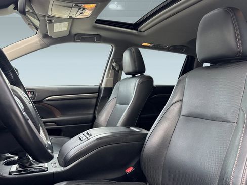 Used 2018 Toyota Highlander Limited w/ Carpet Mat Package (TMS) image 17