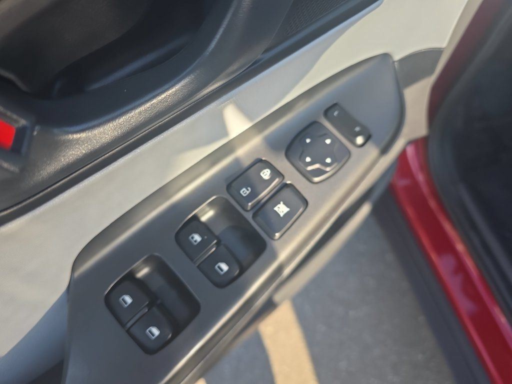 Used 2023 Hyundai Kona SE AWD/4WD image 11