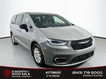 Used 2025 Chrysler Pacifica Select