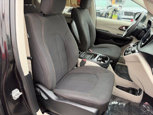 Used 2017 Chrysler Pacifica Touring Plus w/ Tire & Wheel Group FWD image 37