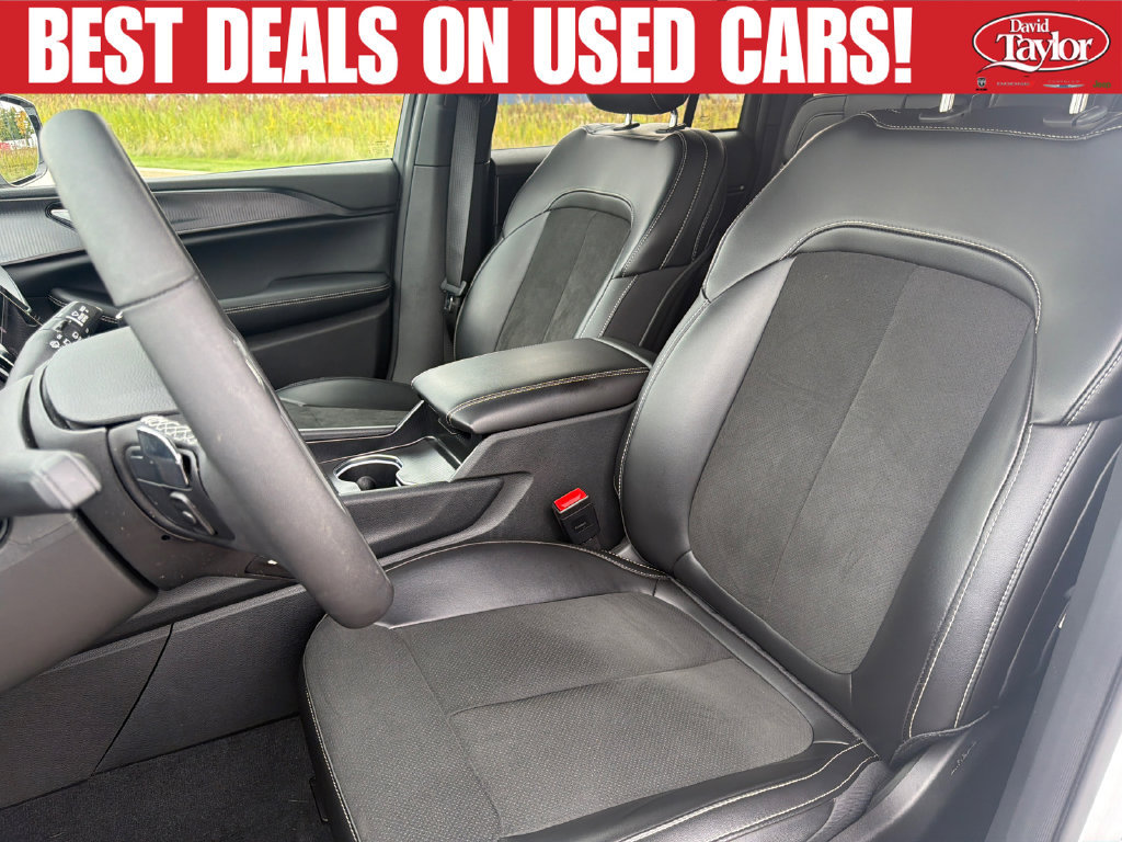 Used 2025 Jeep Grand Cherokee Altitude w/ Trailer Tow Package AWD/4WD image 11