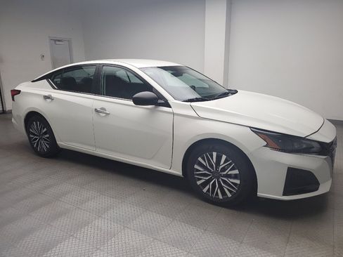 Used 2025 Nissan Altima 2.5 SV FWD image 11