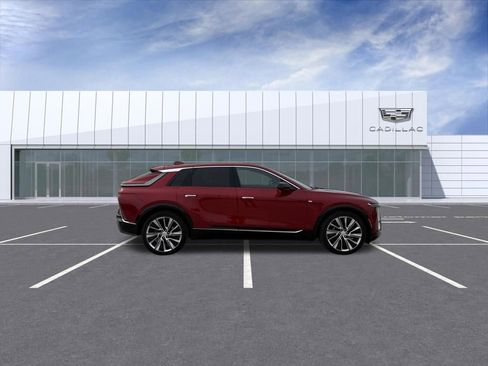 Used 2025 Cadillac Lyriq Luxury w/ LPO, Floor Liner Package AWD/4WD image 2