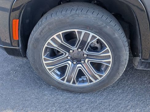 Used 2024 Jeep Wagoneer Series II w/ Flexible Seating Group image 12