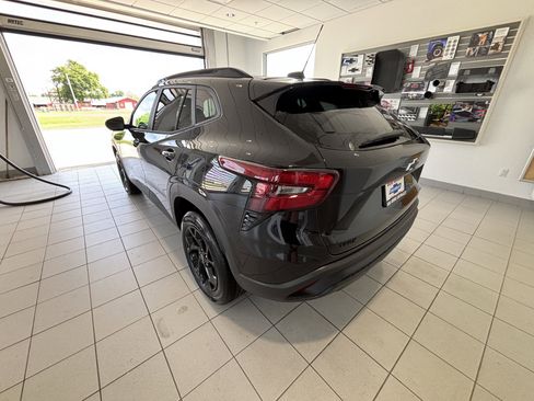 New 2026 Chevrolet Trax LT w/ Driver Confidence Package FWD image 3