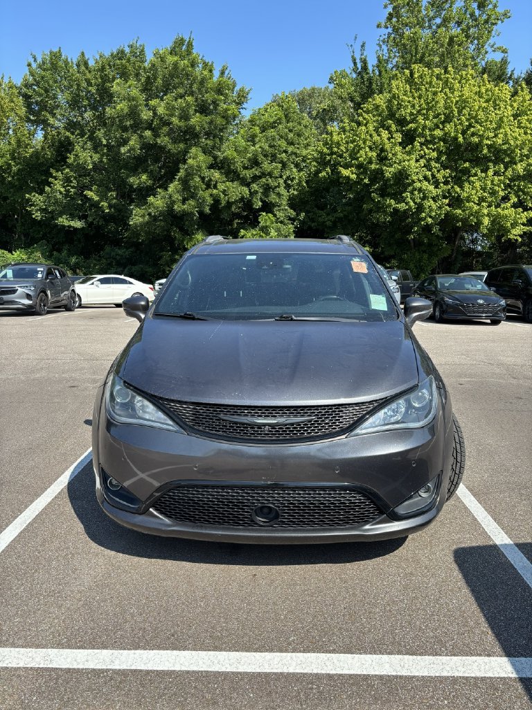 Used 2018 Chrysler Pacifica Limited w/ Advanced Safetytec Group FWD image 2