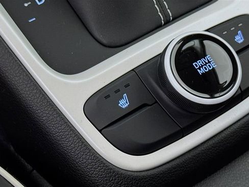 Used 2025 Hyundai Venue Limited image 32