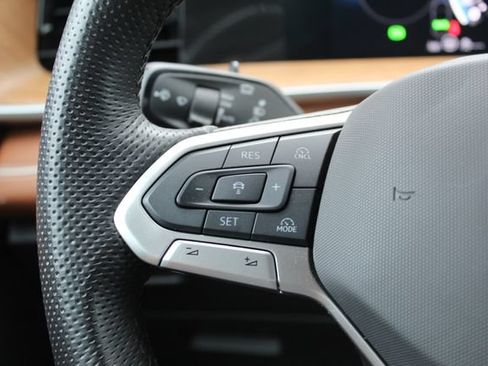 Used 2025 Volkswagen Tiguan SEL R-Line AWD/4WD image 17