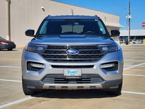 Used 2021 Ford Explorer XLT w/ Equipment Group 202A image 2