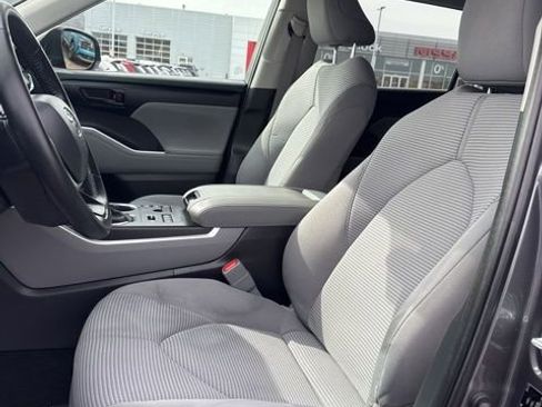 Used 2023 Toyota Highlander LE image 9