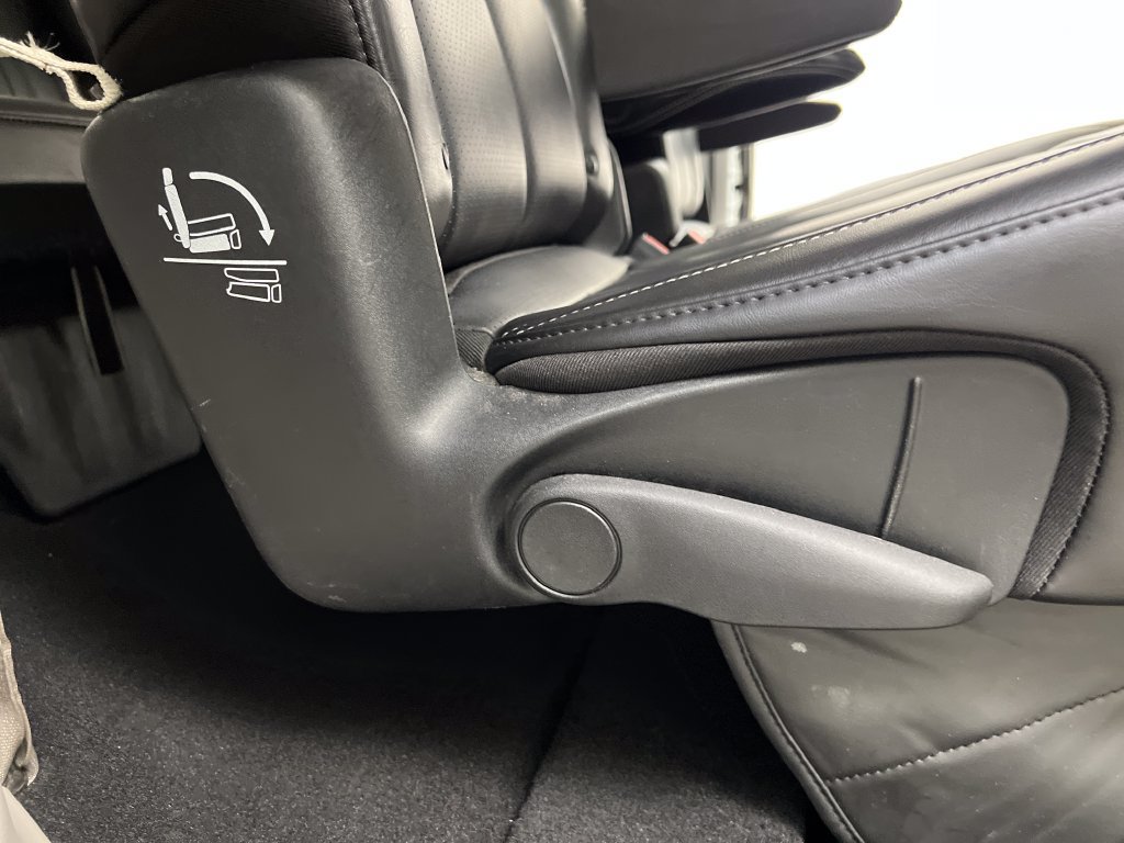 Used 2024 Chrysler Pacifica Touring-L FWD image 29