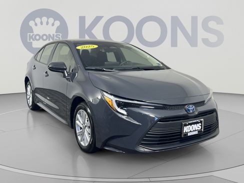 Used 2025 Toyota Corolla LE w/ LE Premium Package FWD image 8