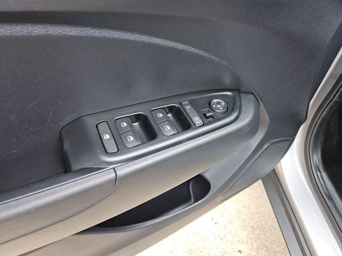 Used 2025 Hyundai Venue SEL FWD image 15
