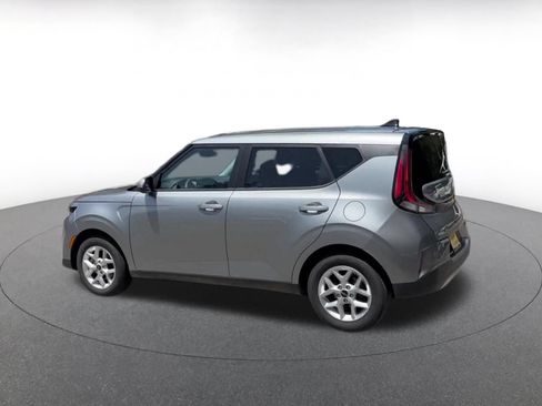 Used 2025 Kia Soul LX w/ LX Technology Package FWD image 9
