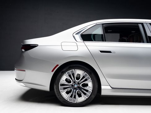 Used 2023 BMW i7 xDrive60 image 35