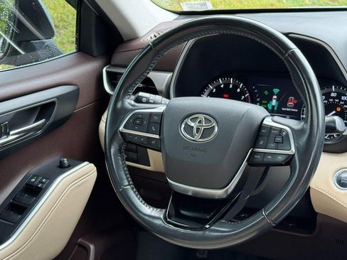 Used 2021 Toyota Highlander XLE image 14