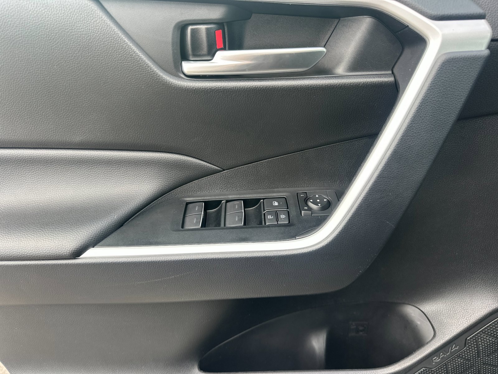Used 2025 Toyota RAV4 XLE AWD/4WD image 10