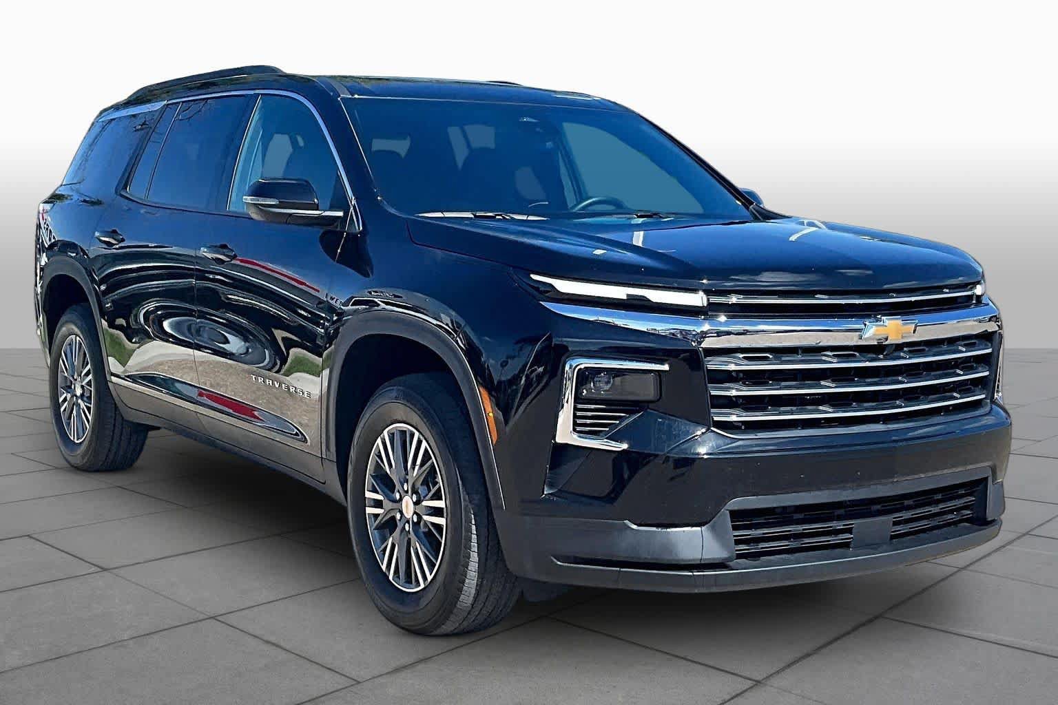 Used 2026 Chevrolet Traverse LT FWD image 3
