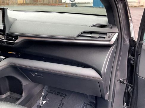 Used 2025 Toyota Sienna Platinum image 19